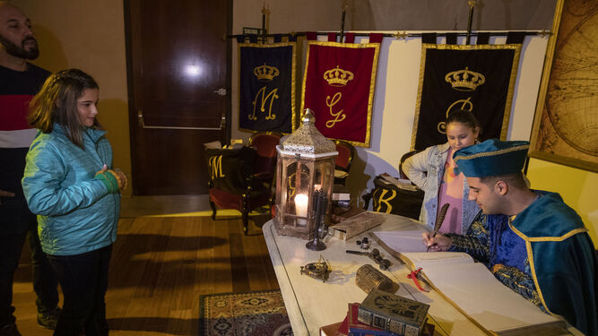 Los pequeños dan su nombre a uno de los pajes en la estancia de los Reyes Magos en el Castillo.