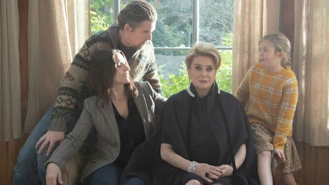 Ethan Hawke, Juliette Binoche y Catherine Deneuve en una imagen de 'La verdad'.