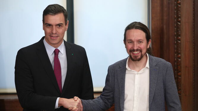 Pedro Sánchez y Pablo Iglesias, tras firmar el pacto para la investidura.