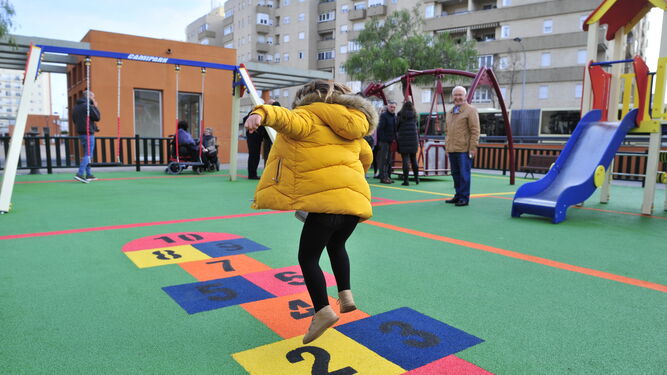 Una niña juega en el remodelado parque infantil del bulevar de Reyes Católicos.