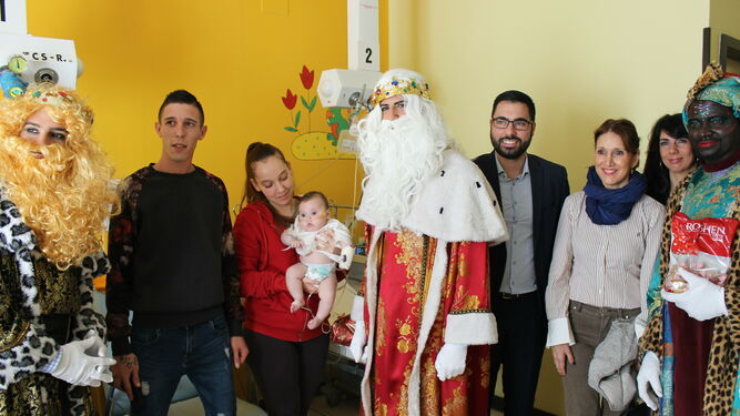 Fotogaler&iacute;a visita de los Reyes Magos al Hospital de Poniente