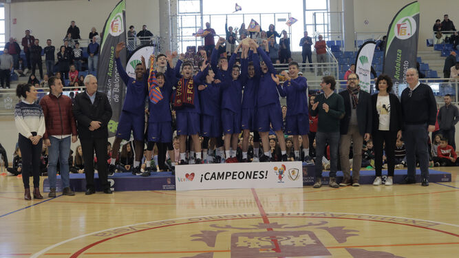 El FC Barcelona Lassa celebra la victoria en  el III Torneo de Baloncesto U13 de Vera