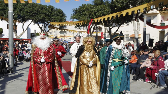 Los Reyes Magos llegan al palacio de Herodes, situado en la Plaza de Andalucía, rodeados de espectadores.