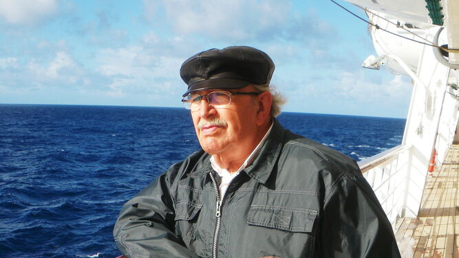 Rafael Guillén en una imagen en un barco en alta mar.