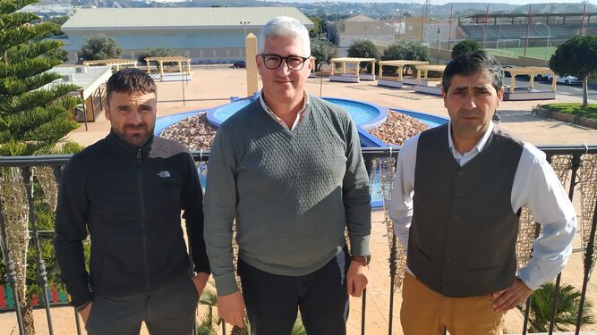 El alcalde de Huércal de Almería, Ismael Torres, junto a los concejales de Deportes, Jesús Pomedio, y Cultura, Manu Abad