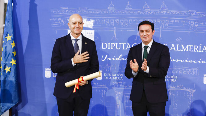 Diego Martínez Cano, tras recoger el Escudo de Oro de la Provincia de manos del presidente de la Diputación Provincial de Almería.
