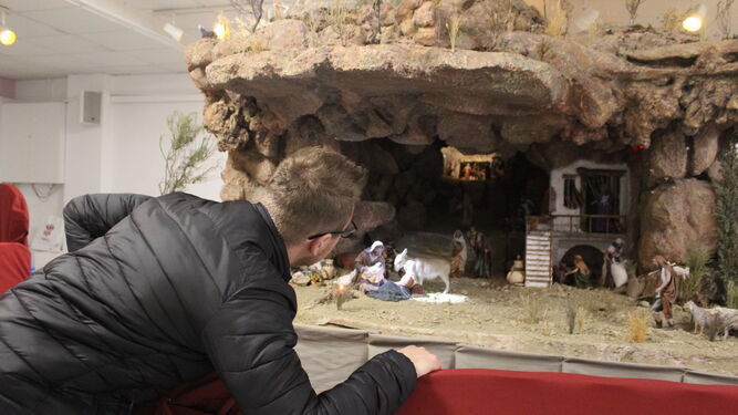 Un visitante contempla la zona del pesebre del belén monumental de Vera.