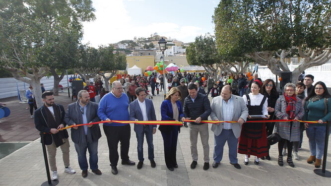 Javier A. García y Lourdes Ramos inauguran este nuevo parque familiar en Gádor.