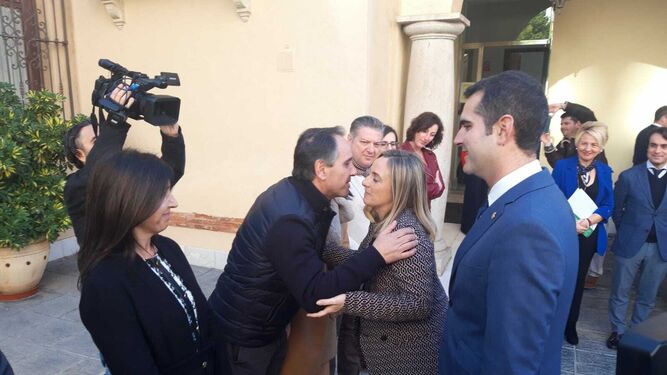 La consejera de Fomento saluda a los representantes del Ayuntamiento de Almería a su llegada a Alcaldía