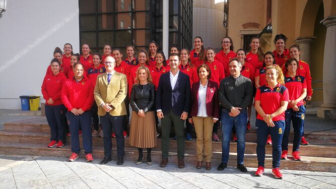 Foto de familia de la selección española con las autoridades políticas y federativas.