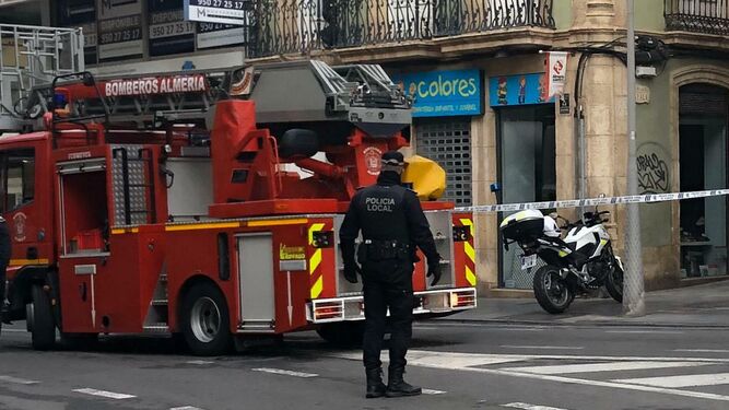 Policía Local y bomberos intervienen por la caída de un fragmento de cornisa de un edificio de Puerta Purchena