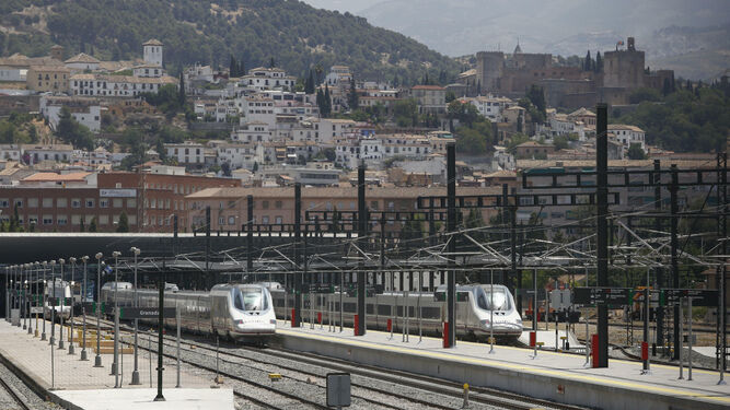 Vista de la Estación de Granada, con dos trenes AVE, y semioculto un MD convencional