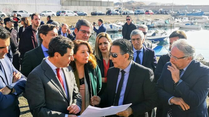 El presidente del Gobierno de Andalucía conoce el proyecto del fondeadero del Puerto Pesquero de Almería