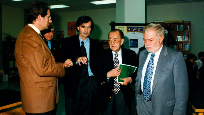 Visita a la Escuela en 1997 del director de la OMS, Hiroshi Nakajima.