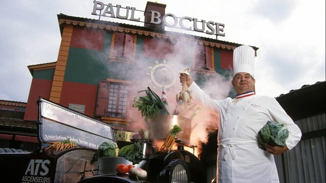 El fallecido chef Paul Bocuse, frente a su legendario restaurante.