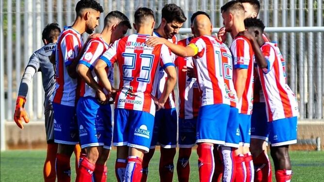 Jugadores del Poli Almería concentrados antes de comenzar un partido.