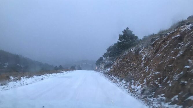 Carretera totalmente nevada en las cercanías de Velefique.