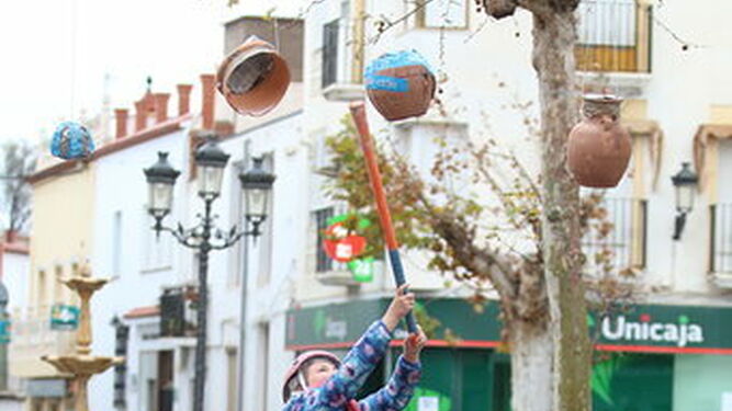 Los fiñaneros consumen las últimas horas de su fiestas jugando a las ollas