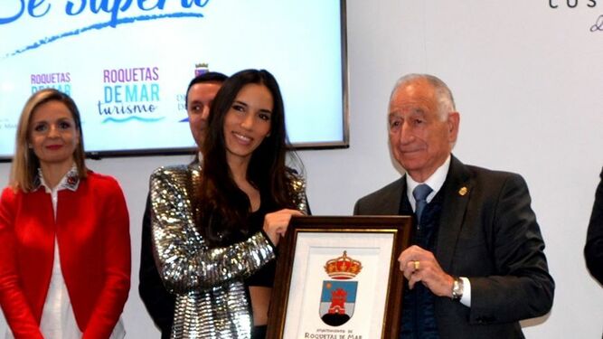 India Martínez recoge su premio de manos de Gabriel Amat.