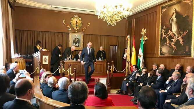Jesus Posadas, vocal del comité ejecutivo, tras recoger la distinción a la Cámara como socio de honor de la Real Academia de Medicina de Andalucía Oriental.