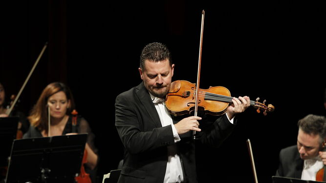 El concertino de la OCAL, José Vélez, anoche en el Maestro Padilla.