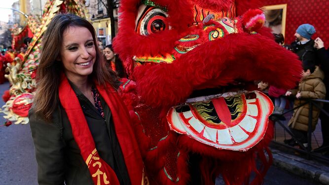 Andrea Levy, delegada de Cultura de Madrid, celebra ayer el Año Nuevo chino en el distrito de Usera.