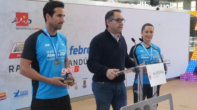 Juanjo Segura, concejal de deportes, en la presentación de la camiseta de la Media