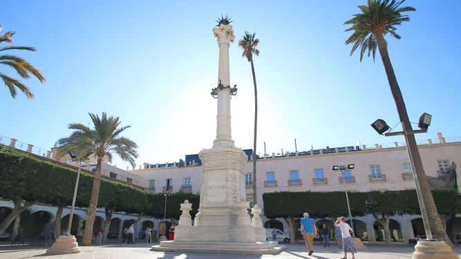 Imagen actual de la Plaza Vieja, con ficus y el cenotafio