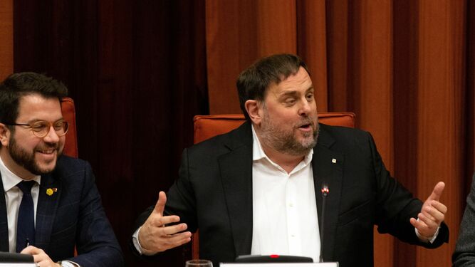Junqueras, junto a Aragonès, sonríe durante su intervención en el 'Parlament'.