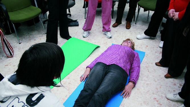 Taller sobre fisioterapia en una actividad desarrollada por la Escuela de Pacientes de fibromialgia de la EASP.