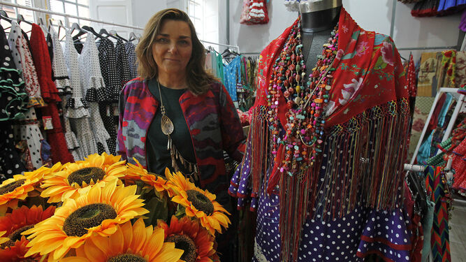 Delia Núñez Pol en la tienda que tiene en el barrio del Porvenir (Sevilla).