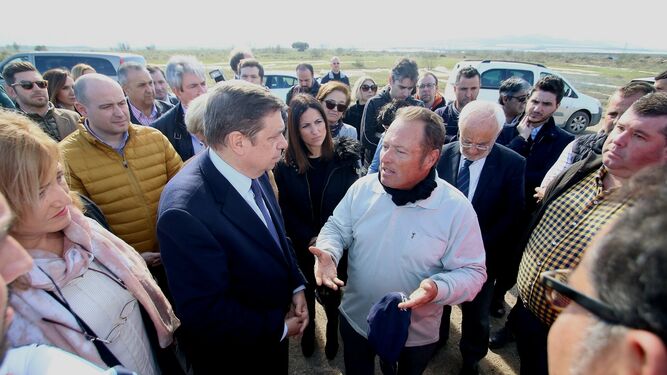 El ministro de Agricultura, Pesca y Alimentación, Luis Planas, visitó ayer la zona de Níjar donde quedaron afectadas decenas de explotaciones.