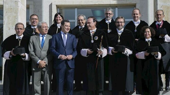Los rectores andaluces junto a Juanma Moreno y Rogelio Velasco.