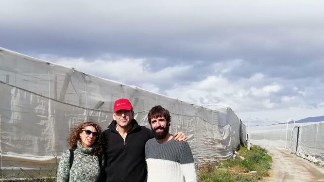 Mónica González (Fundación Cajamar) y Eduardo Crisol (Coexphal) junto a un agricultor en Almería en el comienzo del diseño de infraestructuras ‘eco’ por parte de GO IDEAS