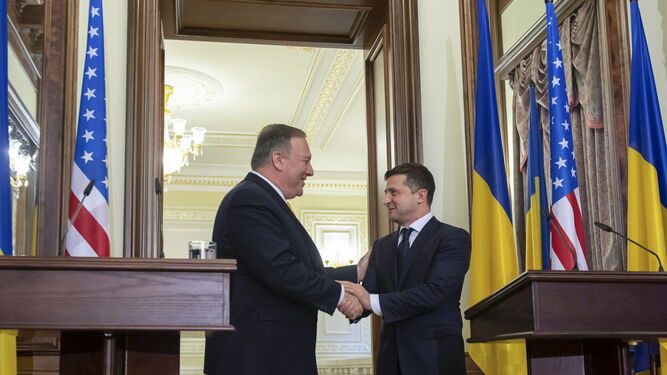 El secretario de Estado de EEUU, Mike Pompeo (dcha.), y el presidente de Ucrania, Volodimir Zelenski, ayer en Kiev.