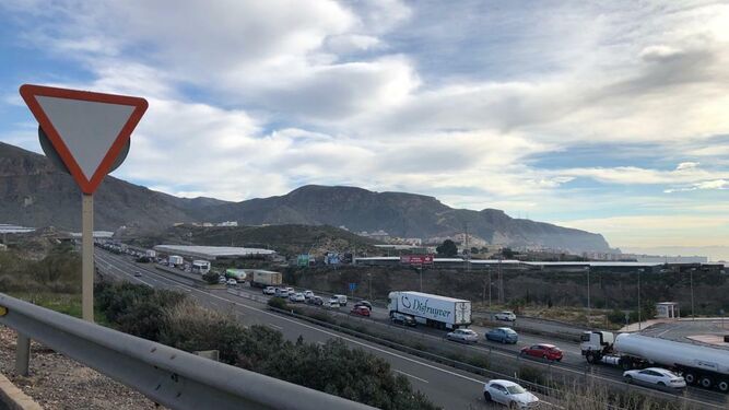 Dos accidentes en la A7 provocan largas retenciones en dirección Almería