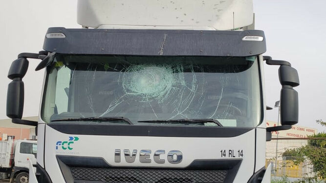 Camión de la basura atacado en El Puche con piedras.