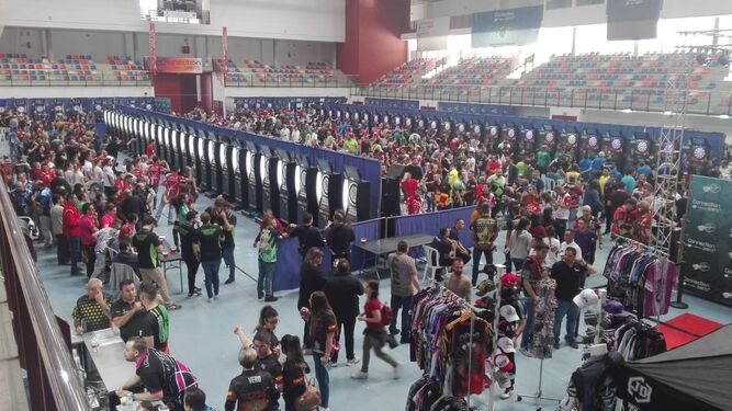Los campeonatos nacionales de dardos electrónicos congregan en Vícar a cerca de 5.000 jugadores
