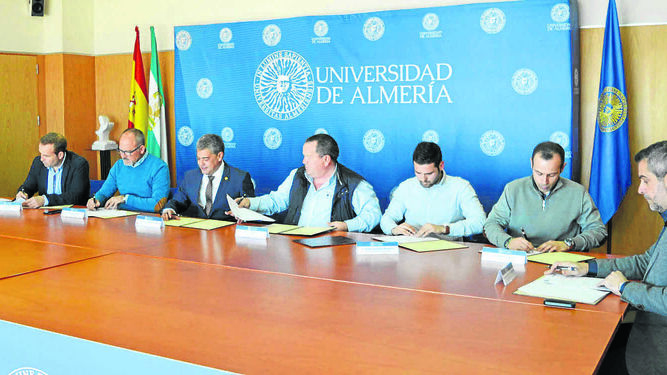 El rector de la UAL, Carmelo Rodríguez, durante la reunión mantenida con los alcaldes de los siete municipios.