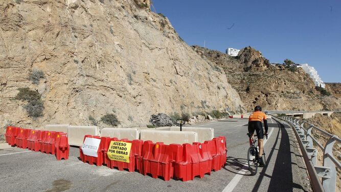 Un ciclista accede al tramo cortado de El Cañarete, una imagen habitual