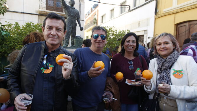 Asistentes al Día de la Naranja muestran estos ricos frutos en Gádor