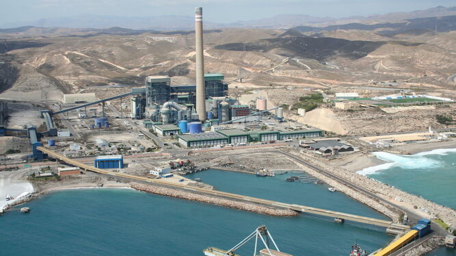 Imagen aérea de la central térmica de Endesa en Carboneras.