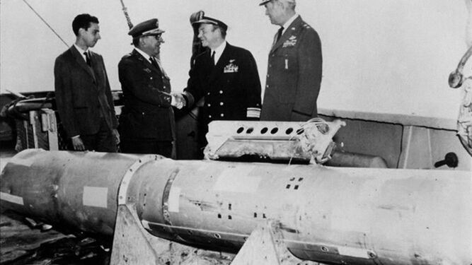 El general Montel y el almirante Guest junto a la cuarta bomba