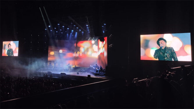 Una imagen del escenario momentos antes de la caída del cantante.