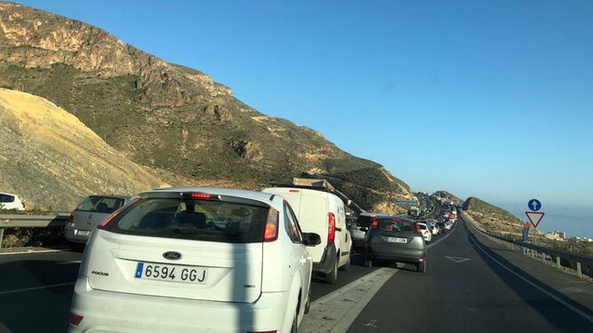 Una doble colisión entre vehículos en la A-7 provoca retenciones kilométricas a la entrada de Almería