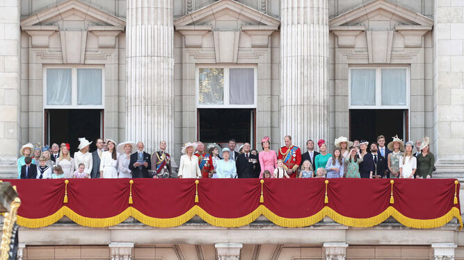 Isabel II (centro), rodeada del clan Windsor en el balcón del palacio de Buckingham.