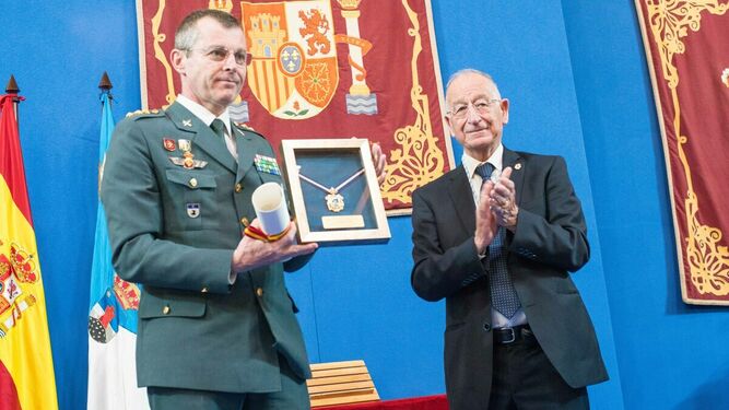 Arturo Prieto recibe la Medalla de Honor de manos de Gabriel Amat.
