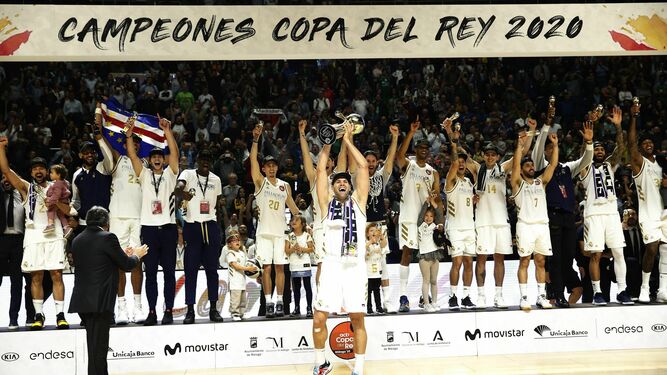 Felipe Reyes levanta la 28ª Copa del Rey de baloncesto para el Real Madrid