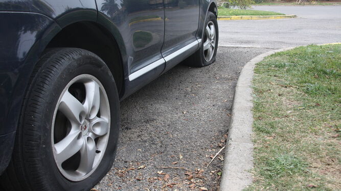 Uno de los vehículos afectados todavía seguía este lunes en la calle con los neumáticos pinchados