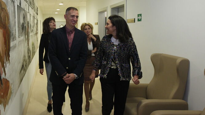 El delegado de Igualdad, Antonio Jiménez, visita la Residencia de Mayores El Zapillo junto a la directora del centro, Magdalena Cantero